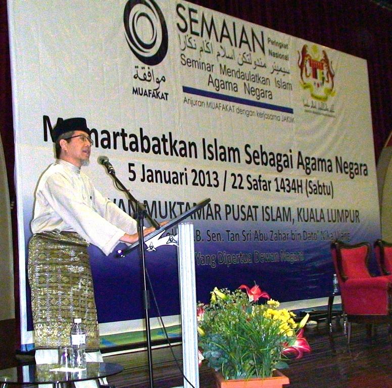 Director of the seminar, Haji Mohd Amin Hashim (deputy president of MUAFAKAT) giving his closing speech  during the SEMAIAN at the Dewan Muktamar, Pusat Islam.