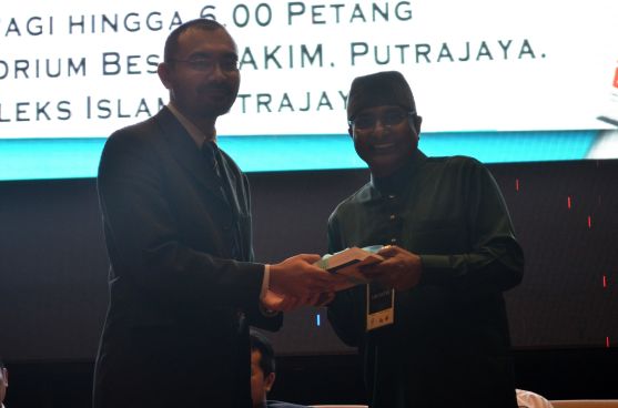 The director of the event, MUAFAKAT's Yasin Baboo (r) presenting a souvenir to Dr. Wan Adli Wan Ramli at the Wacana Liberalisme: Agenda Jahat Illuminati, Kompleks Islam Putrajaya, 17th January 2017.