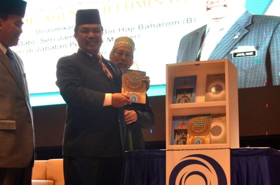 Malaysian minister of Islamic Affairs, YB Mejar Jeneral (B) Dato’ Seri Jamil Khir Baharom launching MUAFAKAT's new books at the Wacana Liberalisme: Agenda Jahat Illuminati, Kompleks Islam Putrajaya, 17th January 2017.